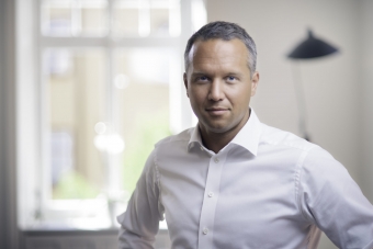 Tre fick band för 100 miljoner