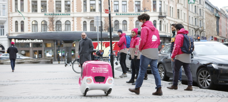 Självkörande robot för matleverans testas i Tele2:s 5g-nät
