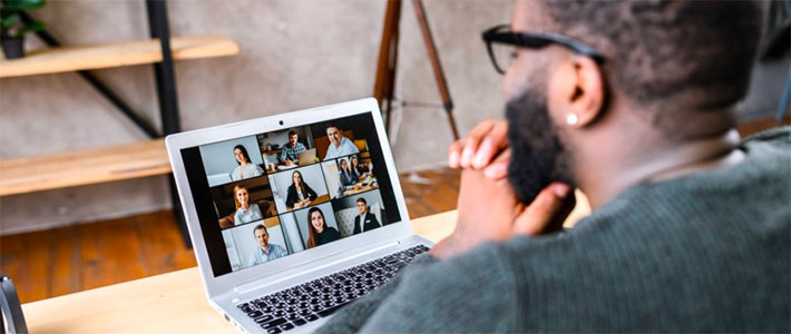 Forskare: Viktigt att titta in i kameran under videomöten