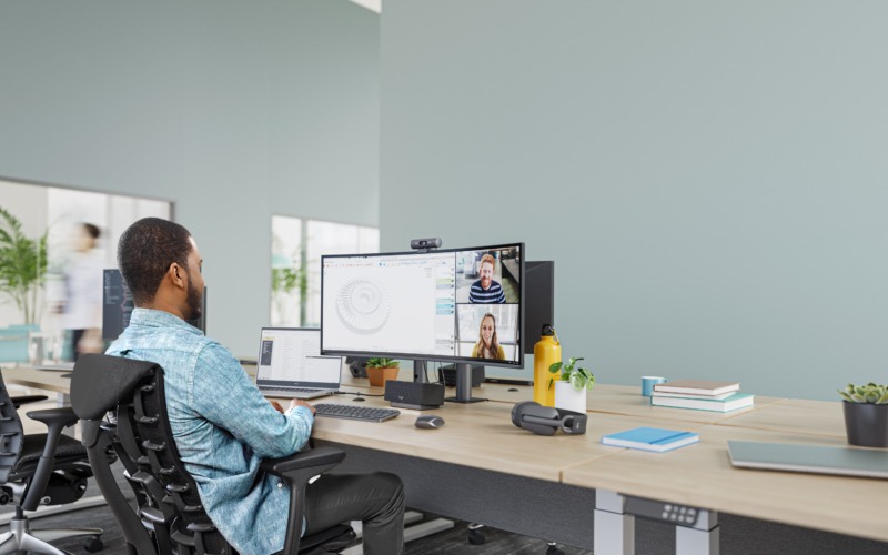 Logitech lanserar ny webbkamera och trådlösa lurar